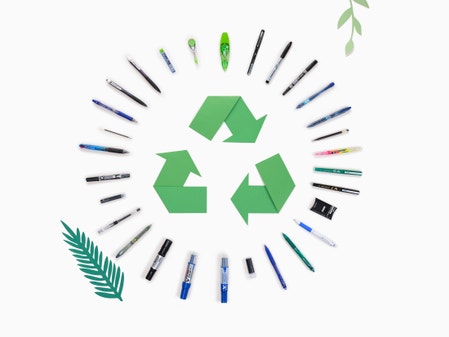 photo d'ambiance Stylo bille Rexgrip - En plastique recyclé Pointe Moyenne recyclé rechargeable rétractable 2 - Pilot Pen